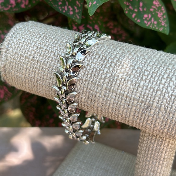 Trifari Silver Leaves Bracelet - Picture 15 of 15